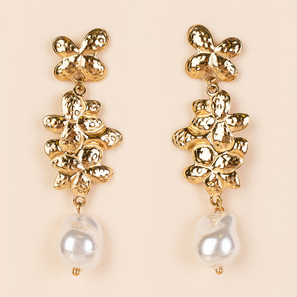 ORECCHINI PENDENTI FIORI ASIMMETRICI MARTELLATI  E MADREPERLA