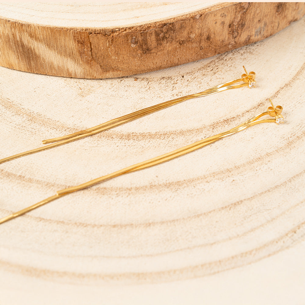 ORECCHINI PENDENTI CON FILI PIATTI E STRASS