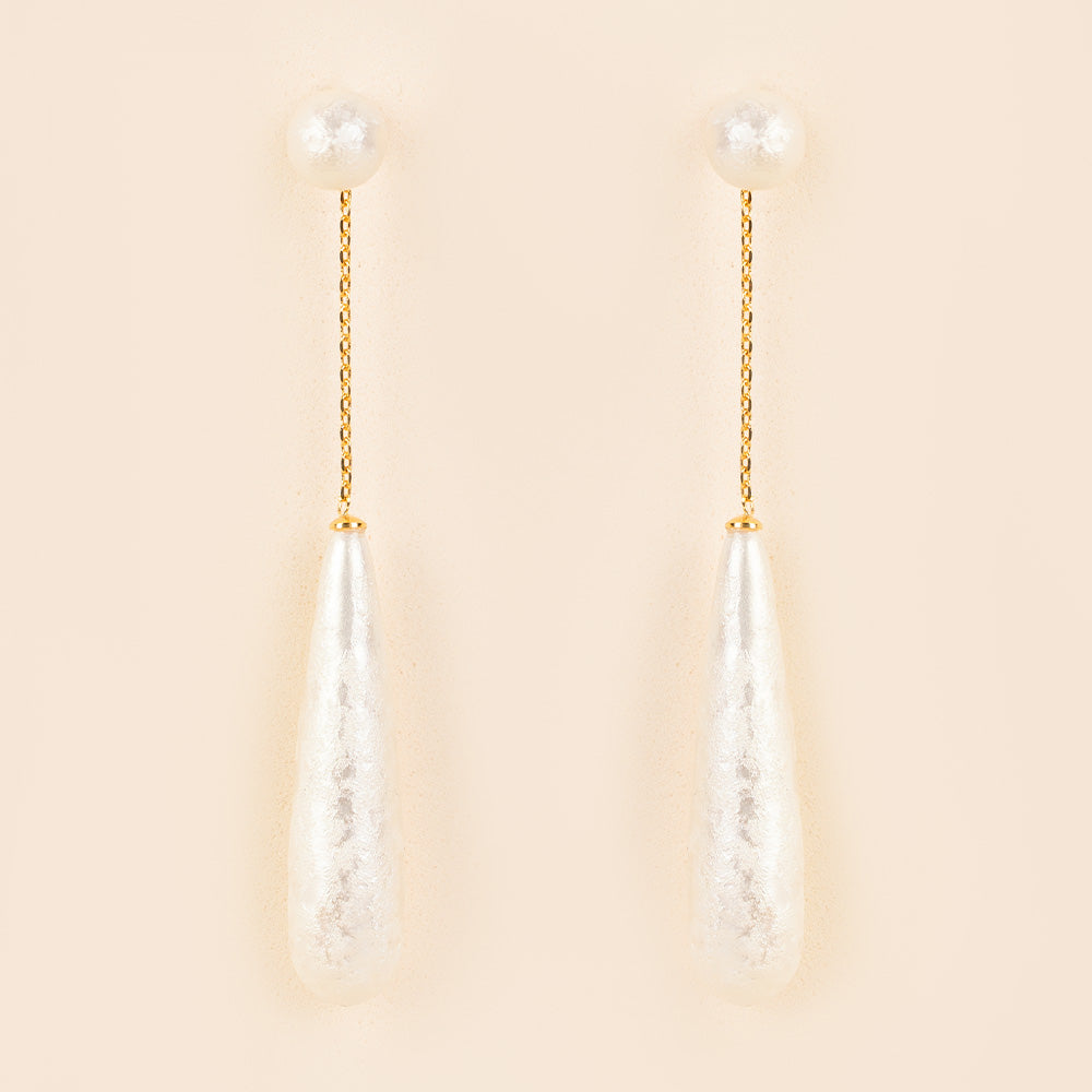 ORECCHINI PENDENTI CON DOPPIA PERLA ALLUNGATA