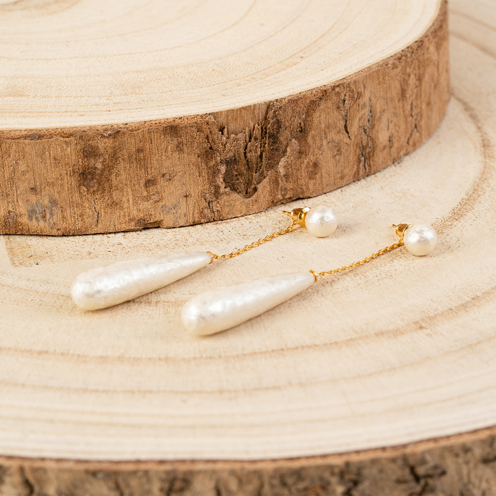 ORECCHINI PENDENTI CON DOPPIA PERLA ALLUNGATA