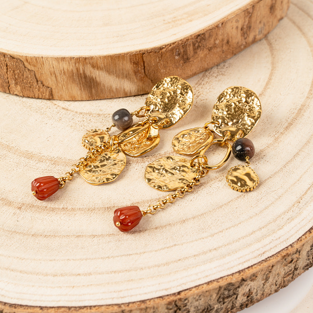 ORECCHINI PENDENTI CON DISCHI MARTELLATI E PIETRE