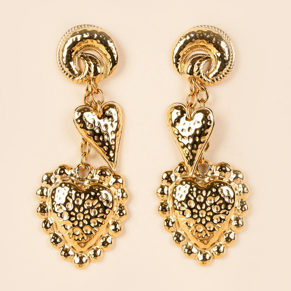 ORECCHINI PENDENTI CON CUORI MARTELLATI