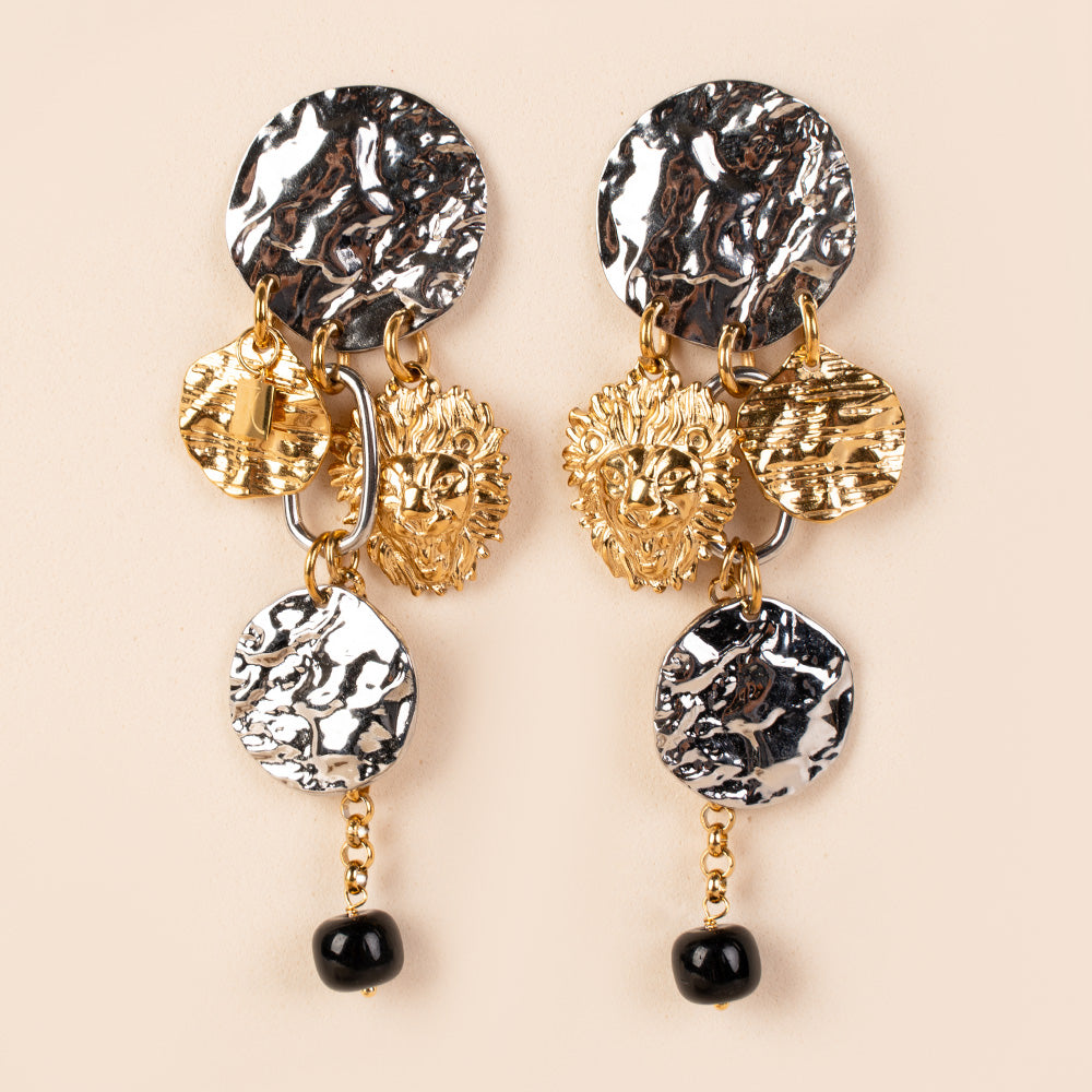 ORECCHINI PENDENTI A CON DISCHI MARTELLATI, LEONE E PIETRA