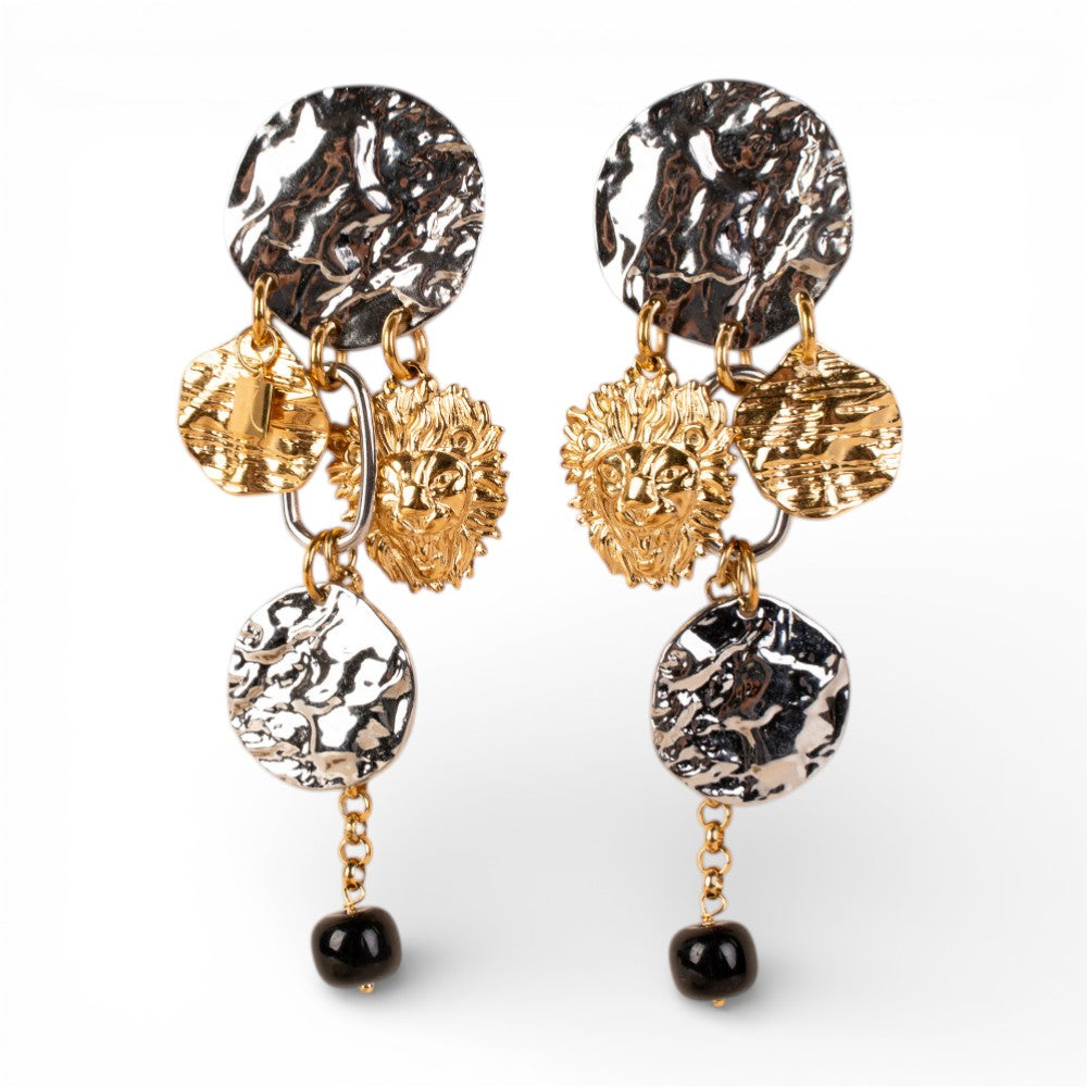 ORECCHINI PENDENTI A CON DISCHI MARTELLATI, LEONE E PIETRA