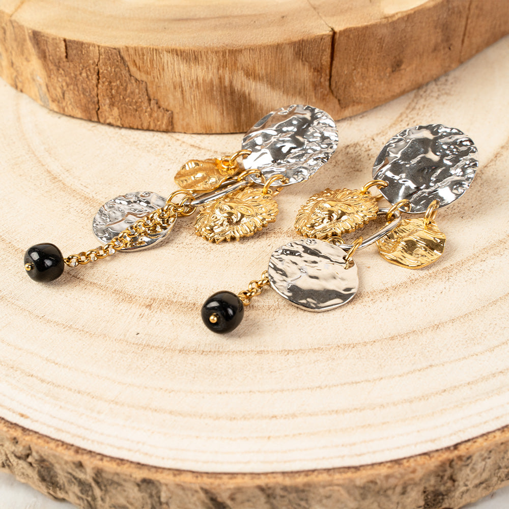 ORECCHINI PENDENTI A CON DISCHI MARTELLATI, LEONE E PIETRA