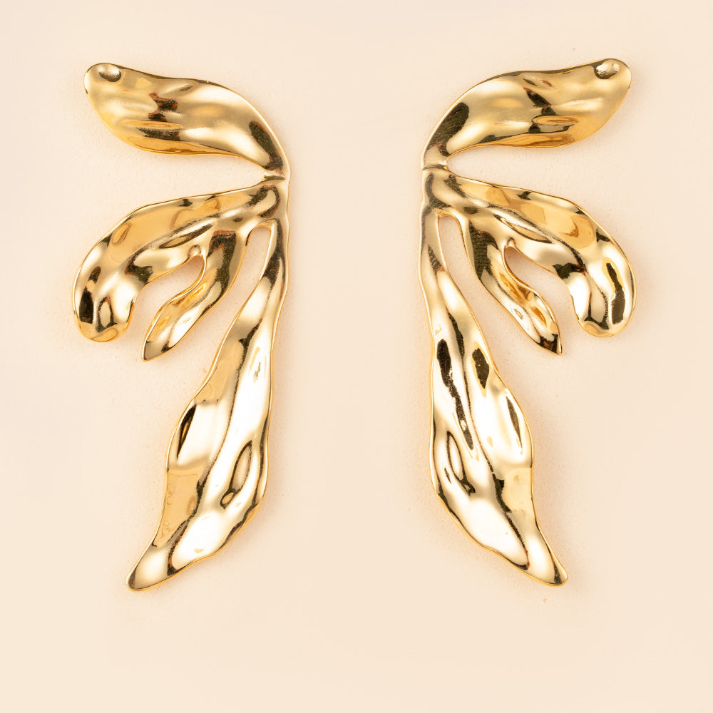 ORECCHINI PENDENTI CON MEZZO FIORE MARTELLATO