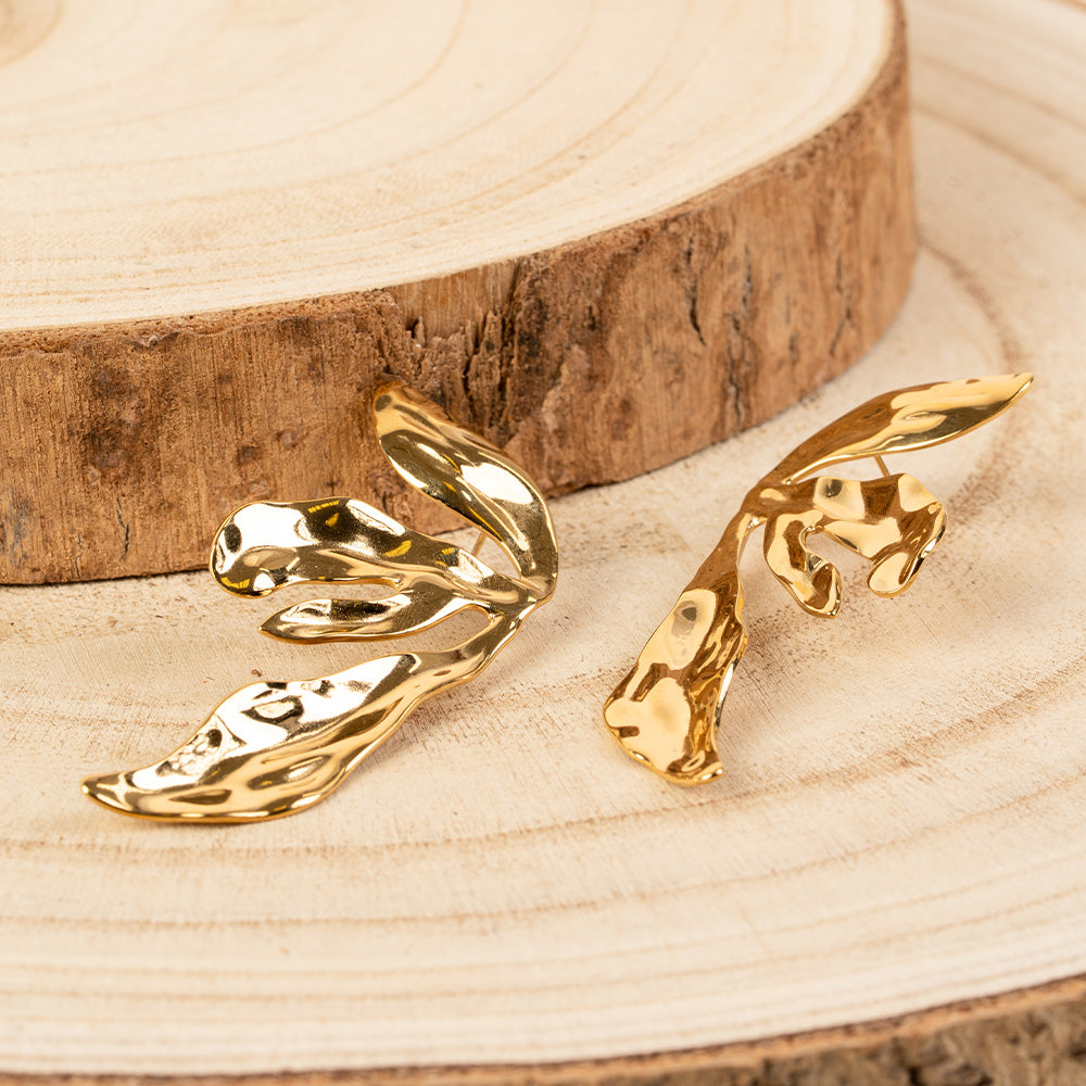 ORECCHINI PENDENTI CON MEZZO FIORE MARTELLATO