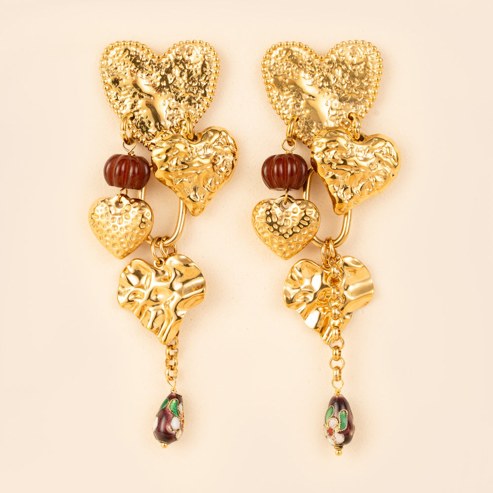 ORECCHINI PENDENTI CON CUORI MARTELLATI E PIETRE
