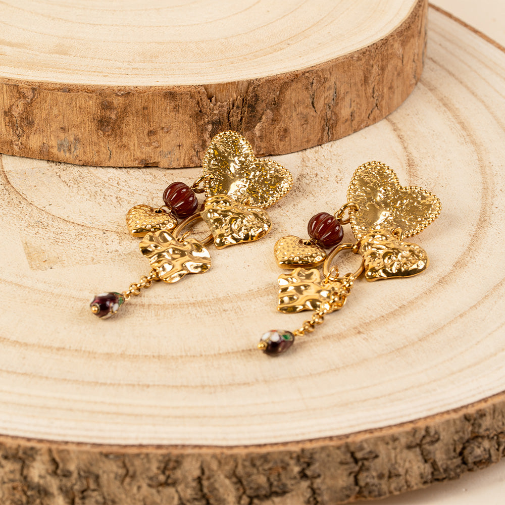 ORECCHINI PENDENTI CON CUORI MARTELLATI E PIETRE