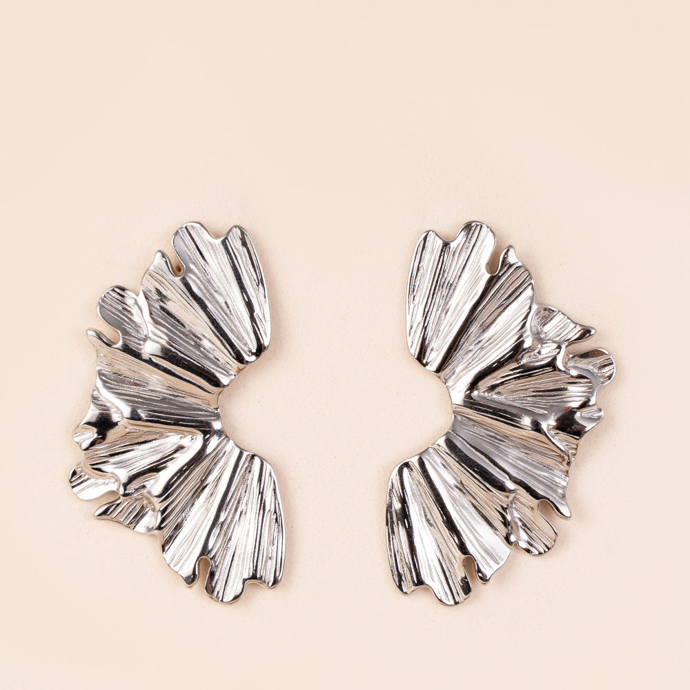 ORECCHINI PENDENTI CON PETALI A META'