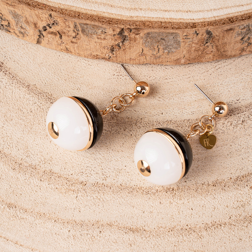 ORECCHINI PENDENTI CON SFERA DIVISA A META'