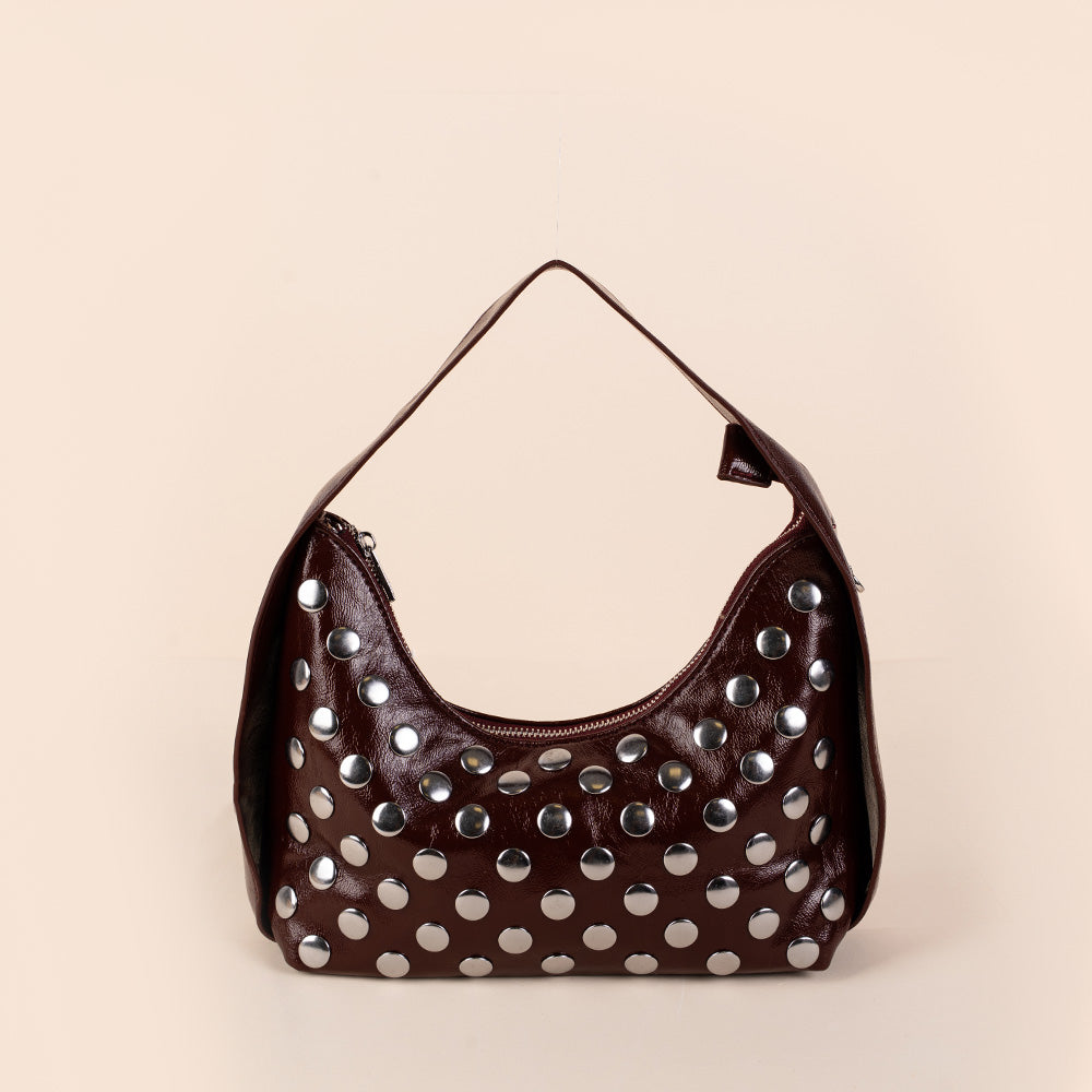 BORSA IN VERNICE LUCIDA CON BORCHIE E TRACOLLA