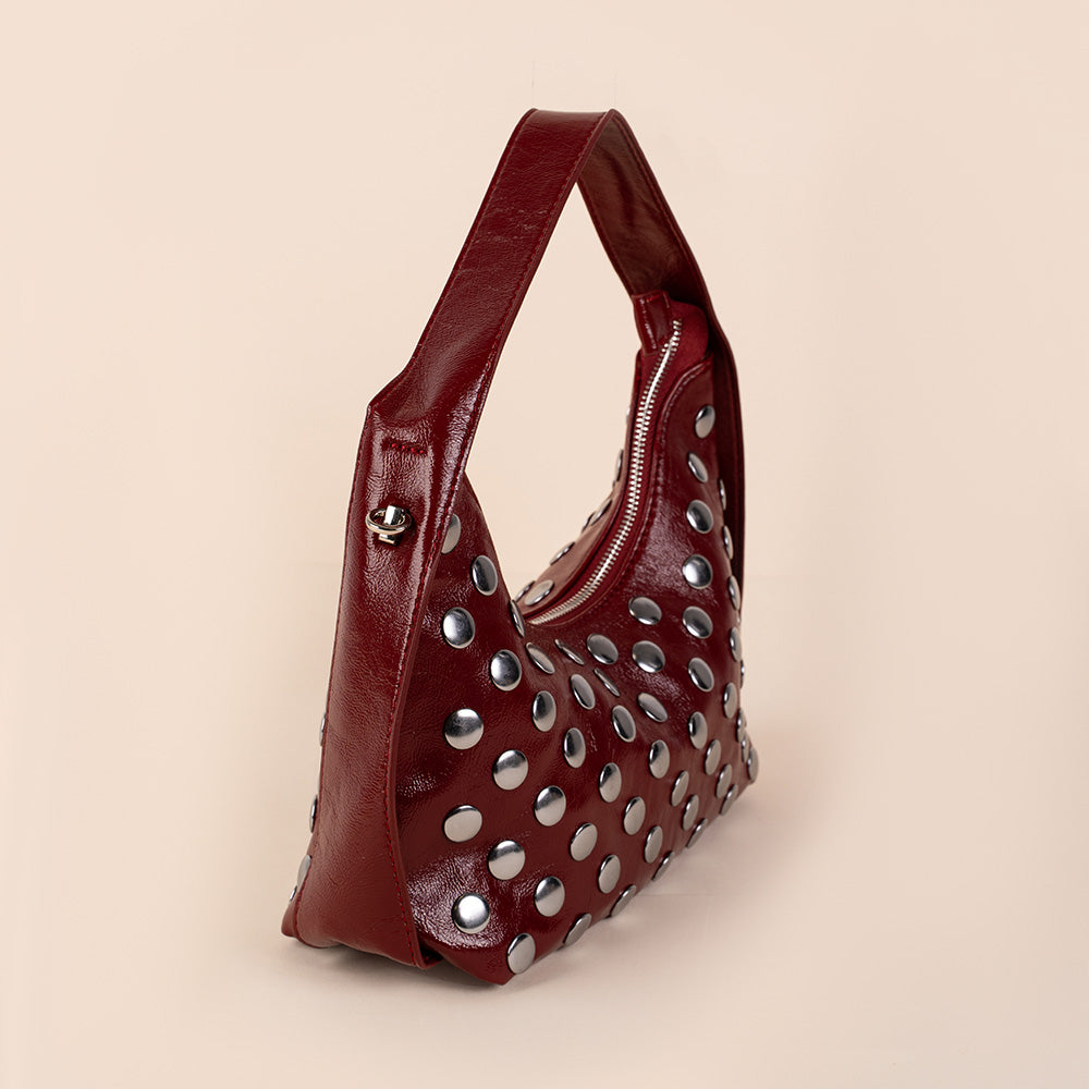 BORSA IN VERNICE LUCIDA CON BORCHIE E TRACOLLA