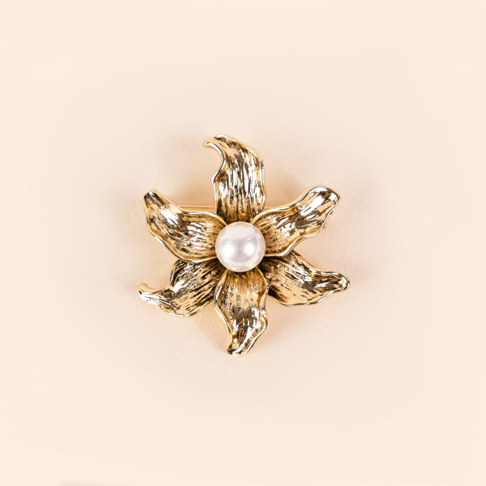 FLOWER BROOCH WITH CENTRAL PEARL