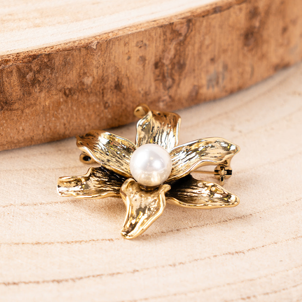 FLOWER BROOCH WITH CENTRAL PEARL