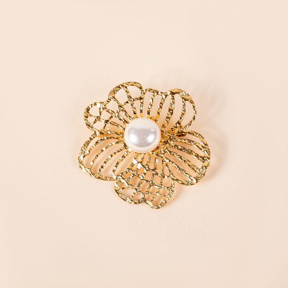 BROOCH WITH FLOWER AND CENTRAL PEARL