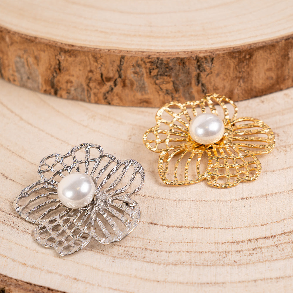 BROOCH WITH FLOWER AND CENTRAL PEARL